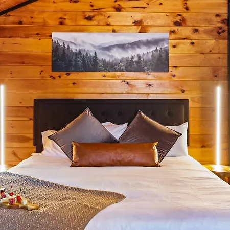 Romantic Couples Hideaway! PrivateTheater + Hottub